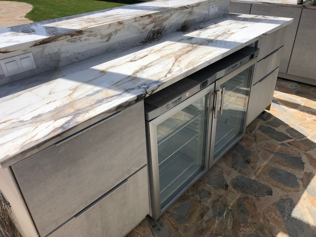Sintered-stone worktop in full sun on an outdoor kitchen