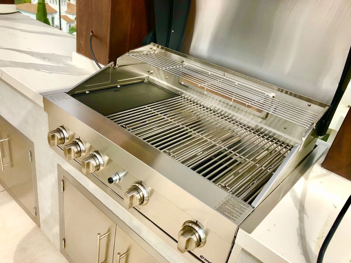 Built-in gas BBQ connected and ready to cook